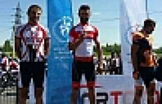 HENDEKLİ BİSİKLETÇİ BİRİNCİ OLDU 