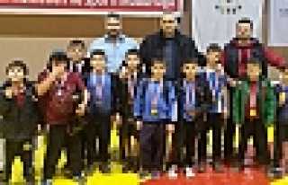 HENDEKLİ GÜREŞÇİLERDEN 22 MADALYA
