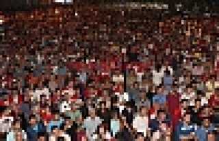 HENDEKLİLER GECEYİ SOKAKTA GEÇİRDİ