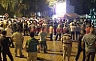 HENDEKLİLERDEN DARBE GİRİŞİMİNE TEPKİ