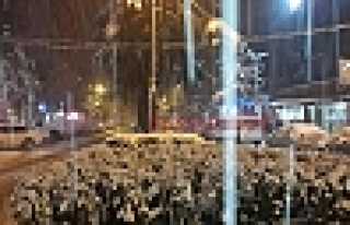 HENDEK’TE MART KAPIDAN BAKTIRDI