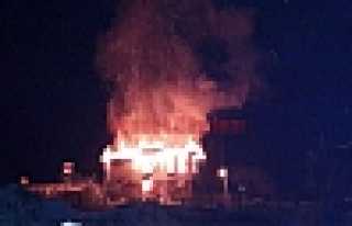 İKİ KATLI EV TAMAMEN YANDI