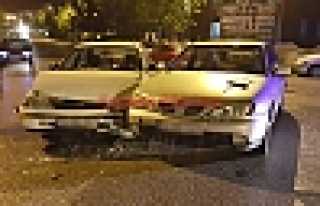 İKİ OTOMOBİL ÇARPIŞTI 1 YARALI