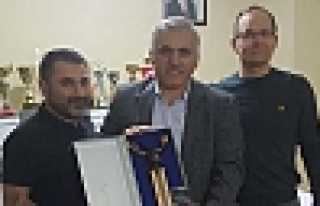 İNCİ, İSVEÇLİ GÜREŞÇİLERLE BİRARAYA GELDİ