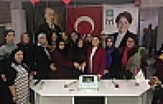 İYİ PARTİLİ KADINLAR PASTA KESTİ, BALON UÇURDU