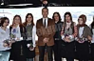 KADINLAR GÜNÜNÜ YANLARINA GİDEREK KUTLADI