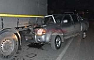 KAMYONET TIR’IN ALTINA GİRDİ