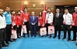 Karateciler Başarılarını Vali Nayir İle Paylaştı...