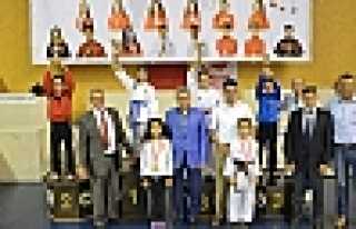 KARATEDE ŞAMPİYONLAR YETİŞİYOR