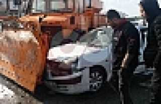 Karayolları Aracı İle Otomobil Çarpıştı