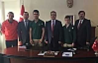 KAYMAKAM'DAN ŞAMPİYONLARA ALTIN