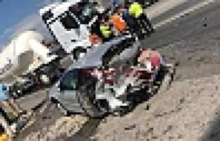 Kırmızı Işıkta Duran Araca Çarptı 