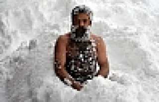 KIŞ ORTASINDA KAR BANYOSU