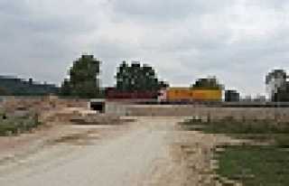 KÖPRÜ YENİLENDİ YOLU KAPATILDI