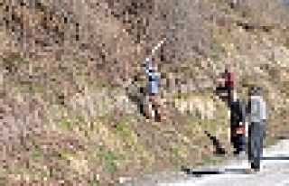 KÖYLÜLERDEN YOLDA BAHAR TEMİZLİĞİ