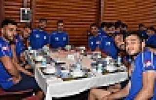 Maç Yorgunluğunu Yemekte Attılar