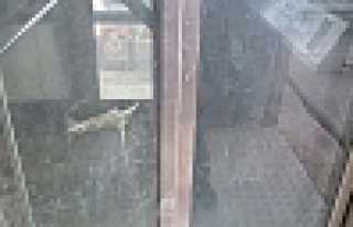 MAGANDALAR ASANSÖR’E SALDIRMAKTAN BIKMADILAR