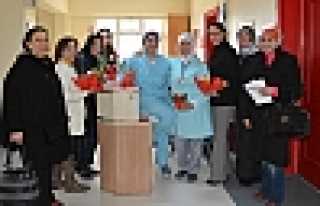 MHP’Lİ KADINLAR ÇİÇEK DAĞITTI