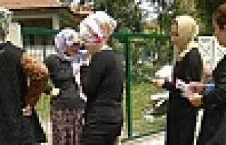  MHP’Lİ KADINLAR KAPI KAPI DOLAŞIYOR