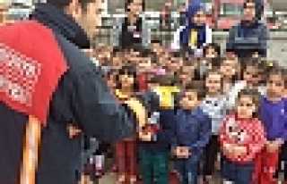 MİNİKLERİN YANGIN TATBİKATI GERÇEĞİ ARATMADI