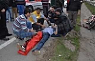 MOTOSİKLET YOLCU OTOBÜSÜ’NE ÇARPTI İKİ AĞIR...