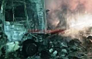 NAKLİYE KAMYONU TAMAMEN YANDI