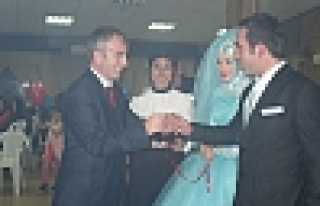 NİŞAN YÜZÜKLERİNİ KARAKADI TAKTI