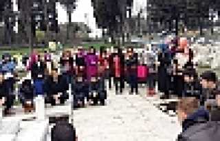 ÖĞRENCİLERDEN MİLLÎ ŞAİRE VEFA