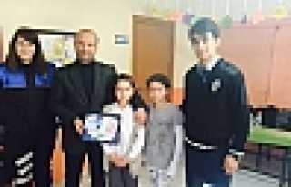 ÖĞRENCİLERDEN POLİS AMCALARINA ANLAMLI HEDİYE