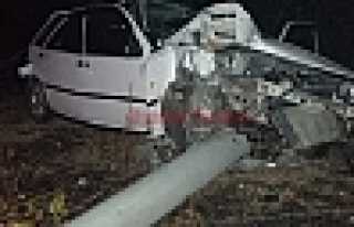 Otomobil Beton Elektrik Direğini Yıktı