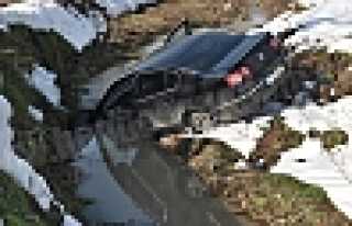 OTOMOBİL KANALA UÇTU