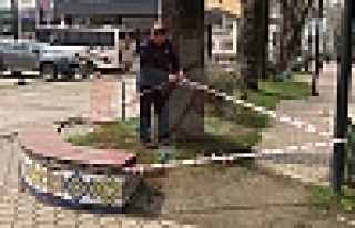 Sabit Banklara Şerit Çekildi, Oturma Bankları Kaldırıldı