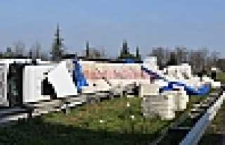 PAMUK YÜKLÜ TIR YAN YATTI