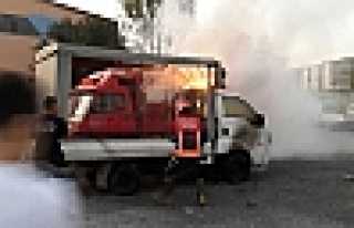 PARK HALİNDE Kİ KAMYONET YANDI