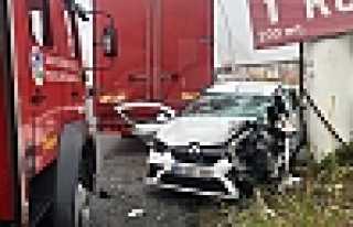 Kamyonla Direk Arasına Sıkıştı