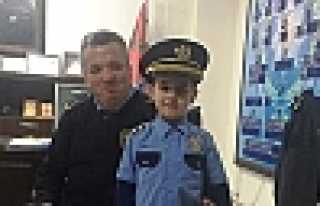 PIRILTILI MİNİKLER POLİSİN YANINDA