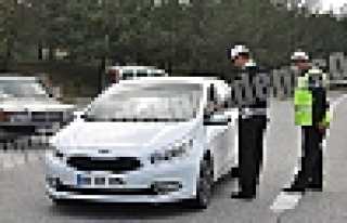 POLİS SÜRÜCÜLERİ UYARIP İKRAMDA BULUNDU