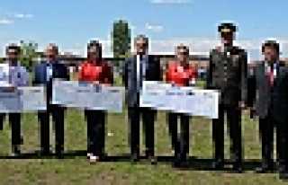 PÜSKÜLLÜ BAŞARIYI ÖDÜLLENDİRDİ