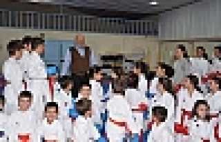 PÜSKÜLLÜ KARATE KULÜBÜNÜ ZİYARET ETTİ
