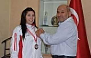 PÜSKÜLLÜ, ÖDÜLLENDİRDİ