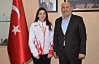 PÜSKÜLLÜ ŞAMPİYONU ALTINLA ÖDÜLLENDİRDİ