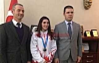 ŞAMPİYON AKYÜZLÜ KAYMAKAM’I ZİYARET ETTİ