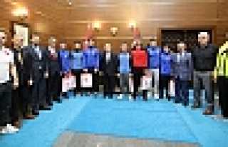 Şampiyon Güreşçilerden Vali Nayir’e Ziyaret