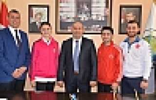 ŞAMPİYON KARATECİLERE TÖREN