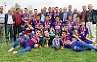 ŞAMPİYON YEŞİLYURT BELDESPOR KUPASINI ALDI