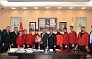 ŞAMPİYONLAR PÜSKÜLLÜ'YÜ ZİYARET ETTİ