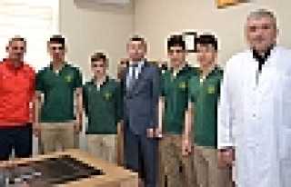 ŞAMPİYONLARA OKUL MÜDÜRÜNDEN ALTIN