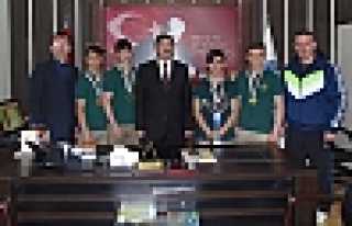 ŞAMPİYONLARDAN MİLLİ EĞİTİM MÜDÜRÜNE ZİYARET