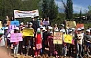 ŞEHİTLER İÇİN FİDAN DİKTİLER