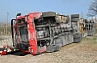 ŞİDDETLİ FIRTINA TIR’I DEVİRDİ